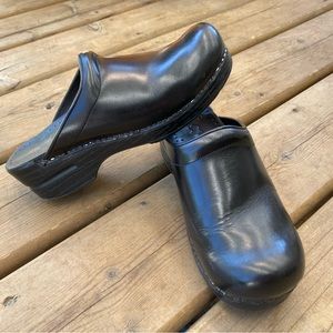 Black Dansko Clogs Women’s Size 7.5